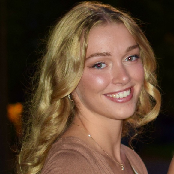 Meet your Posher, Elise - Picture 1 of 1